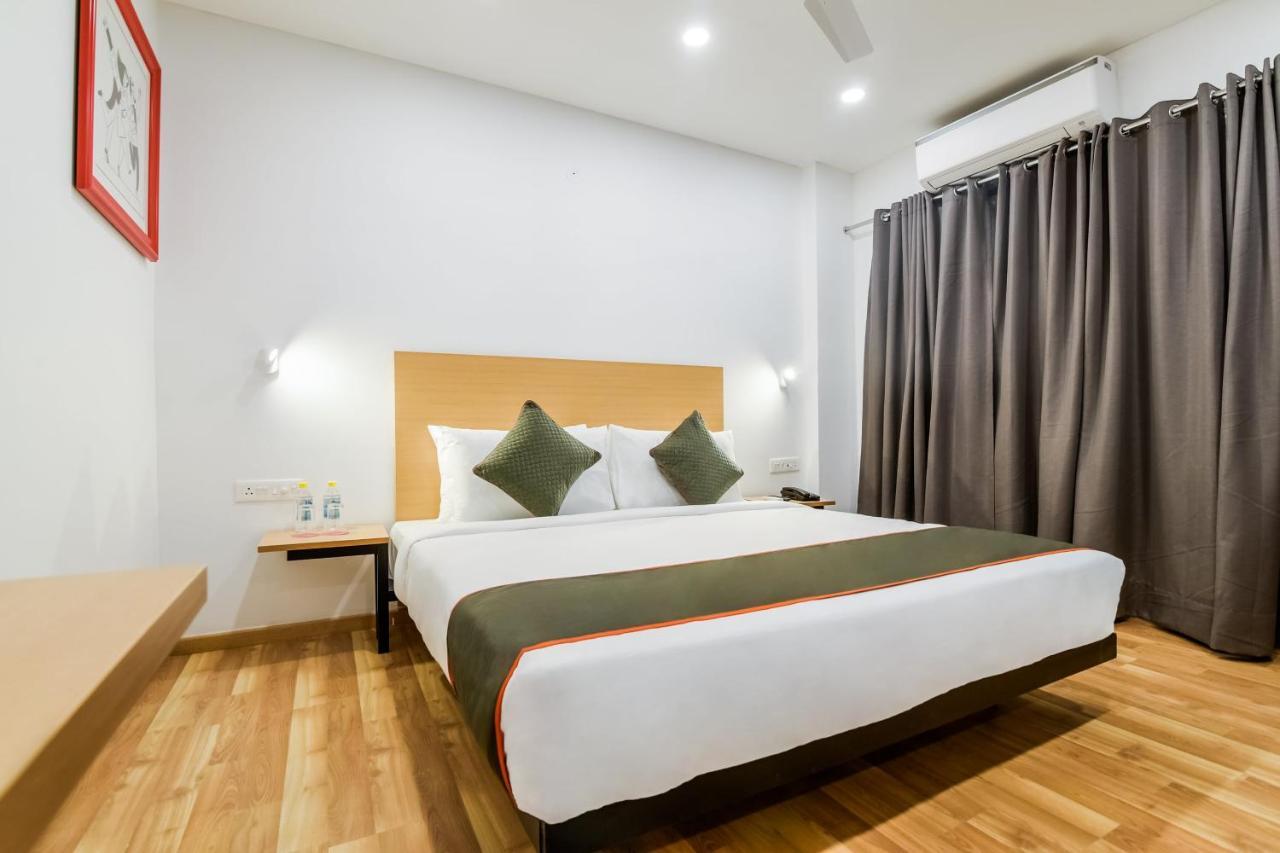 Hotel Saffron Gold New Delhi Exterior photo