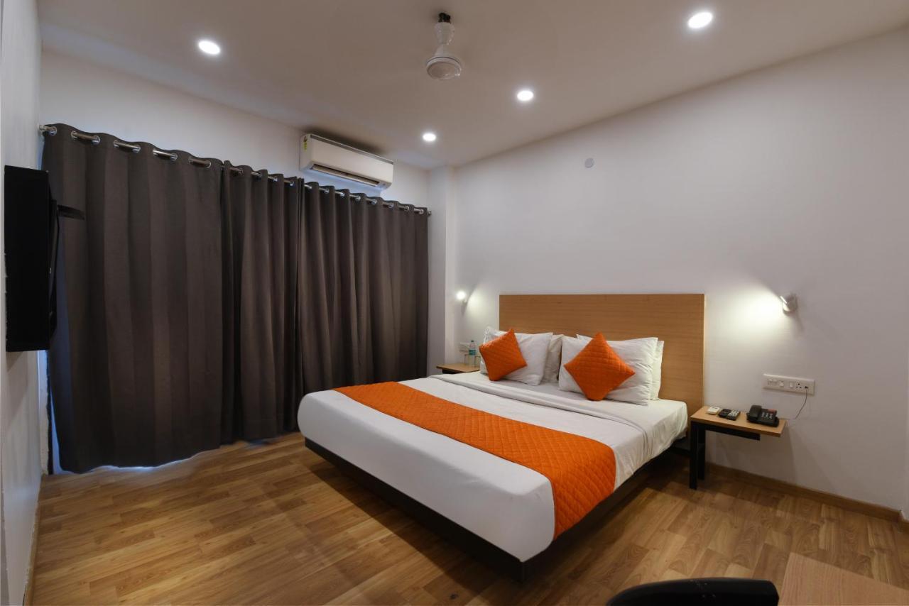 Hotel Saffron Gold New Delhi Exterior photo