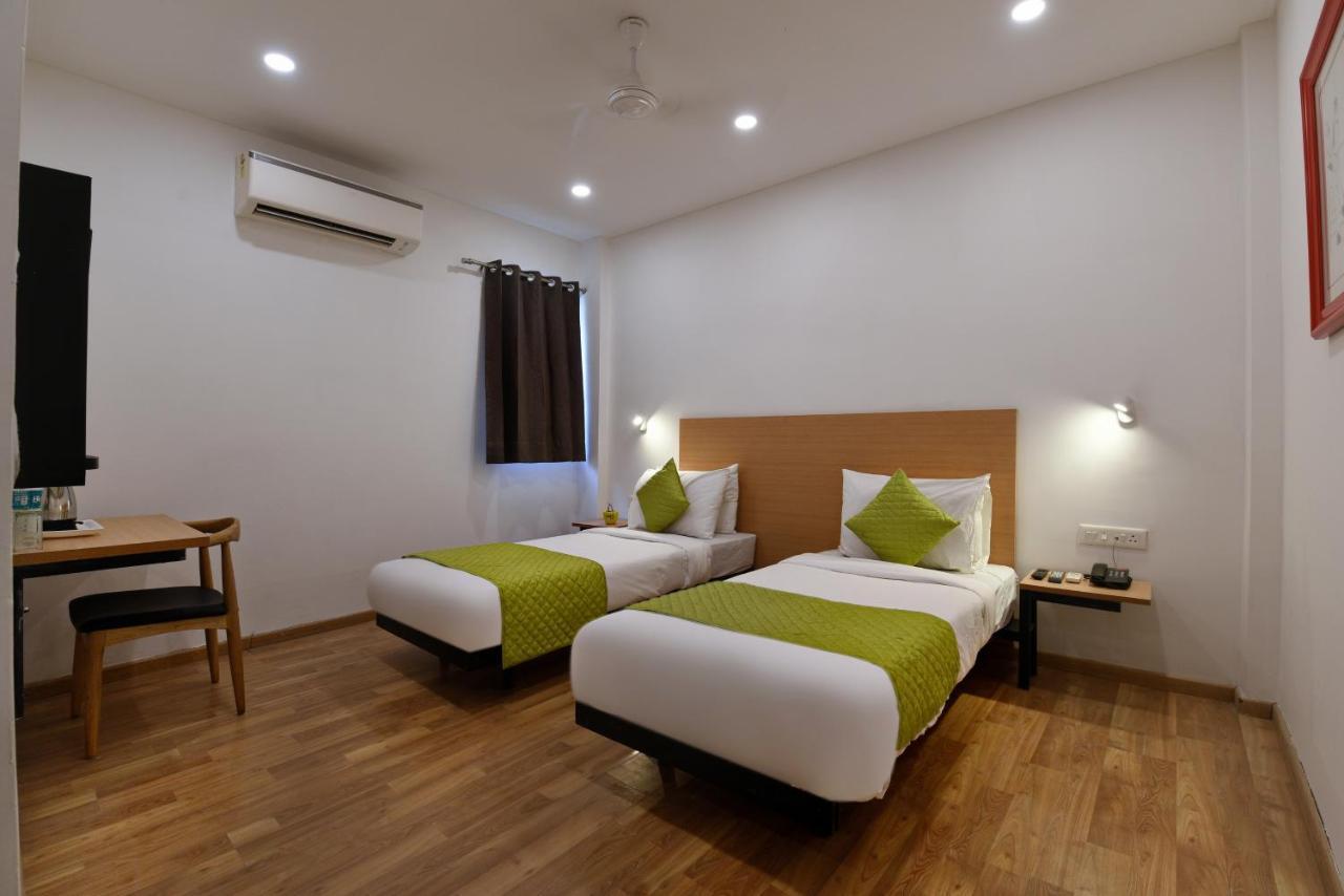 Hotel Saffron Gold New Delhi Exterior photo