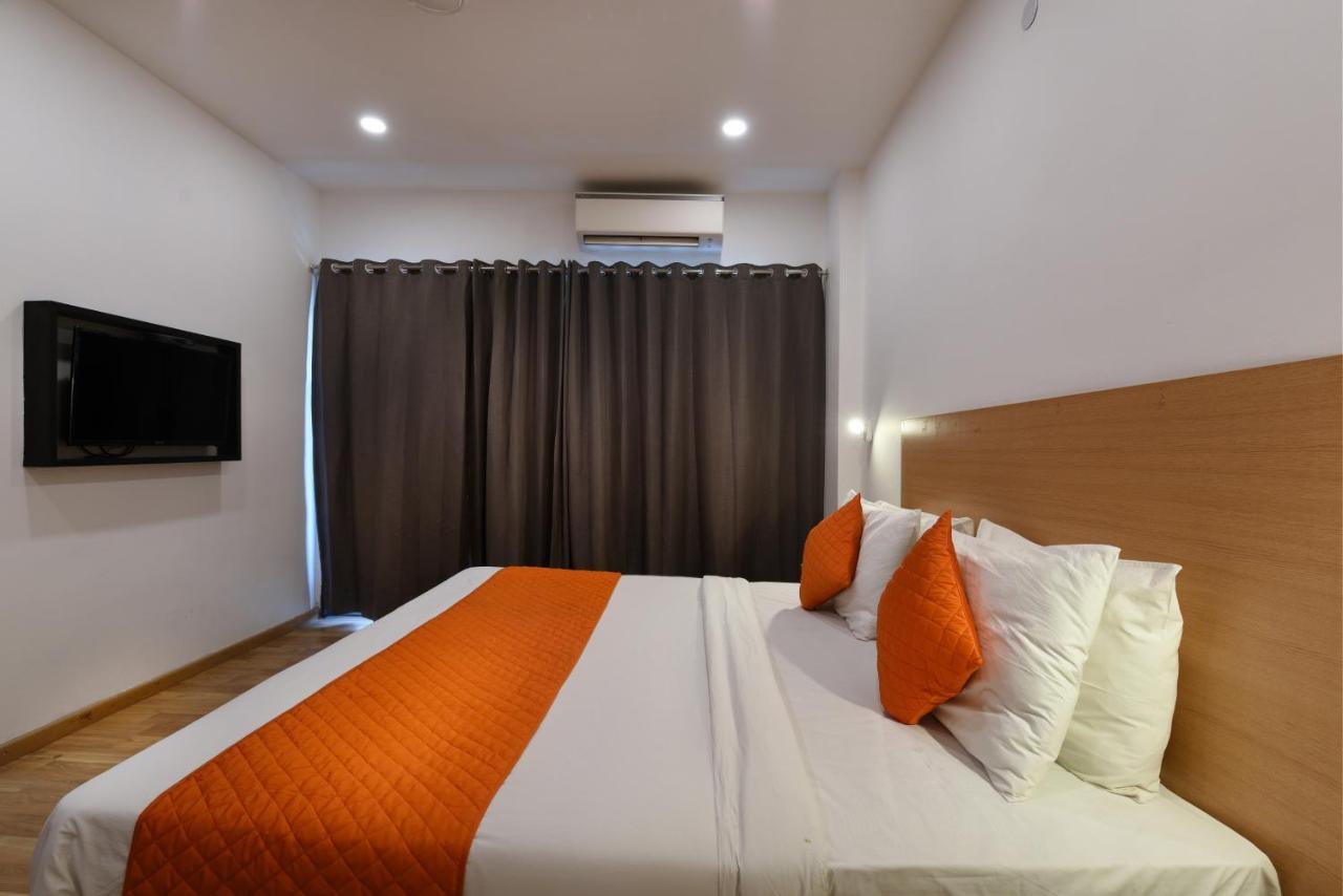Hotel Saffron Gold New Delhi Exterior photo