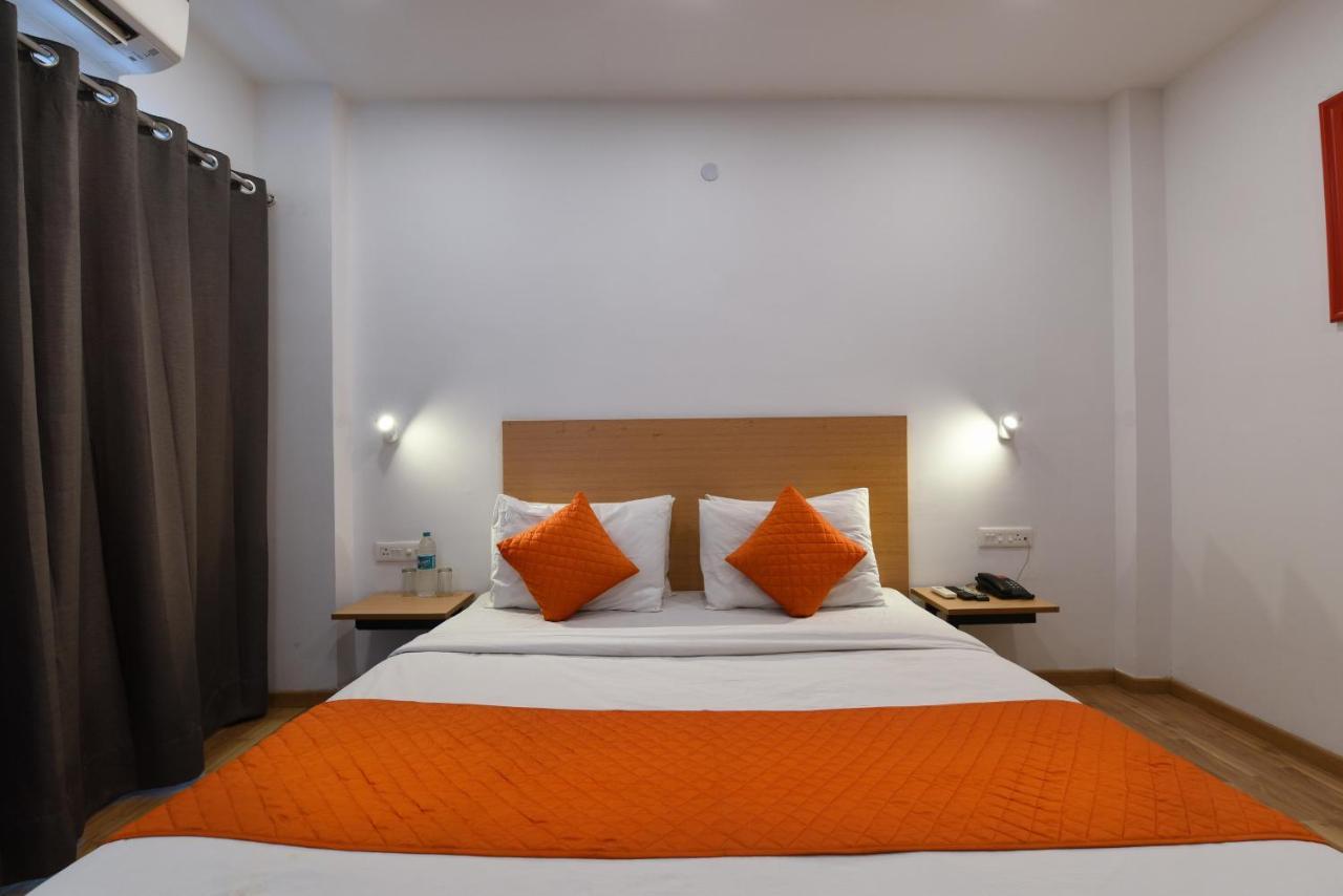 Hotel Saffron Gold New Delhi Exterior photo