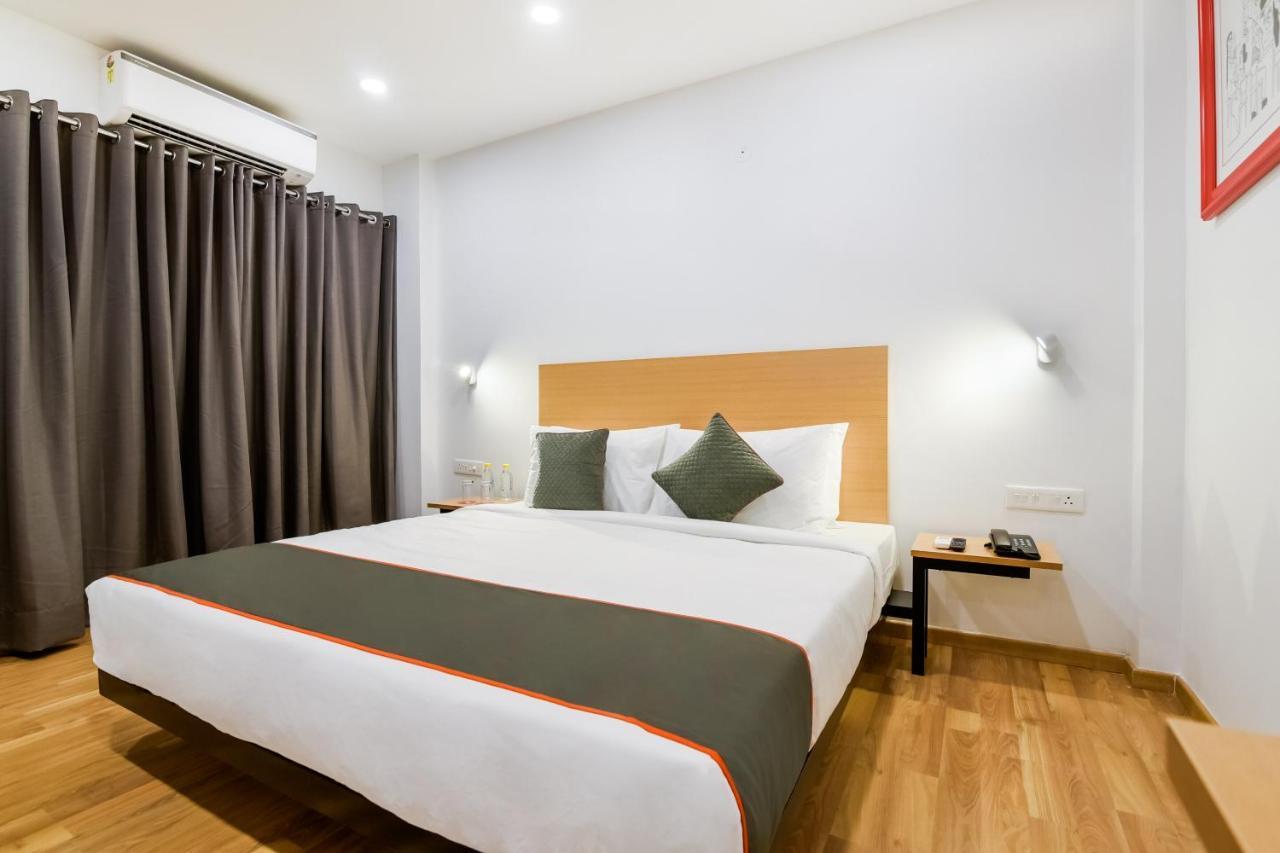 Hotel Saffron Gold New Delhi Exterior photo